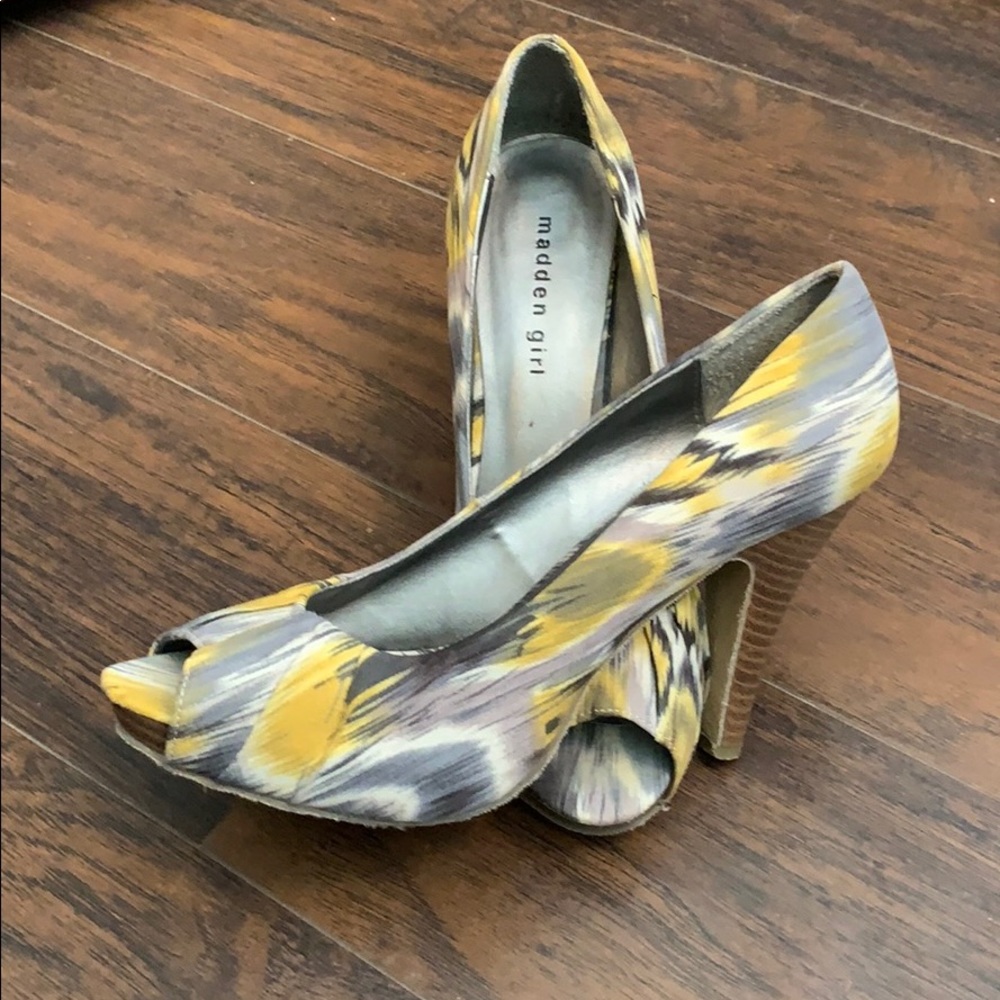 Steve Madden Gray and Yellow Peep Toe Heels Size 9